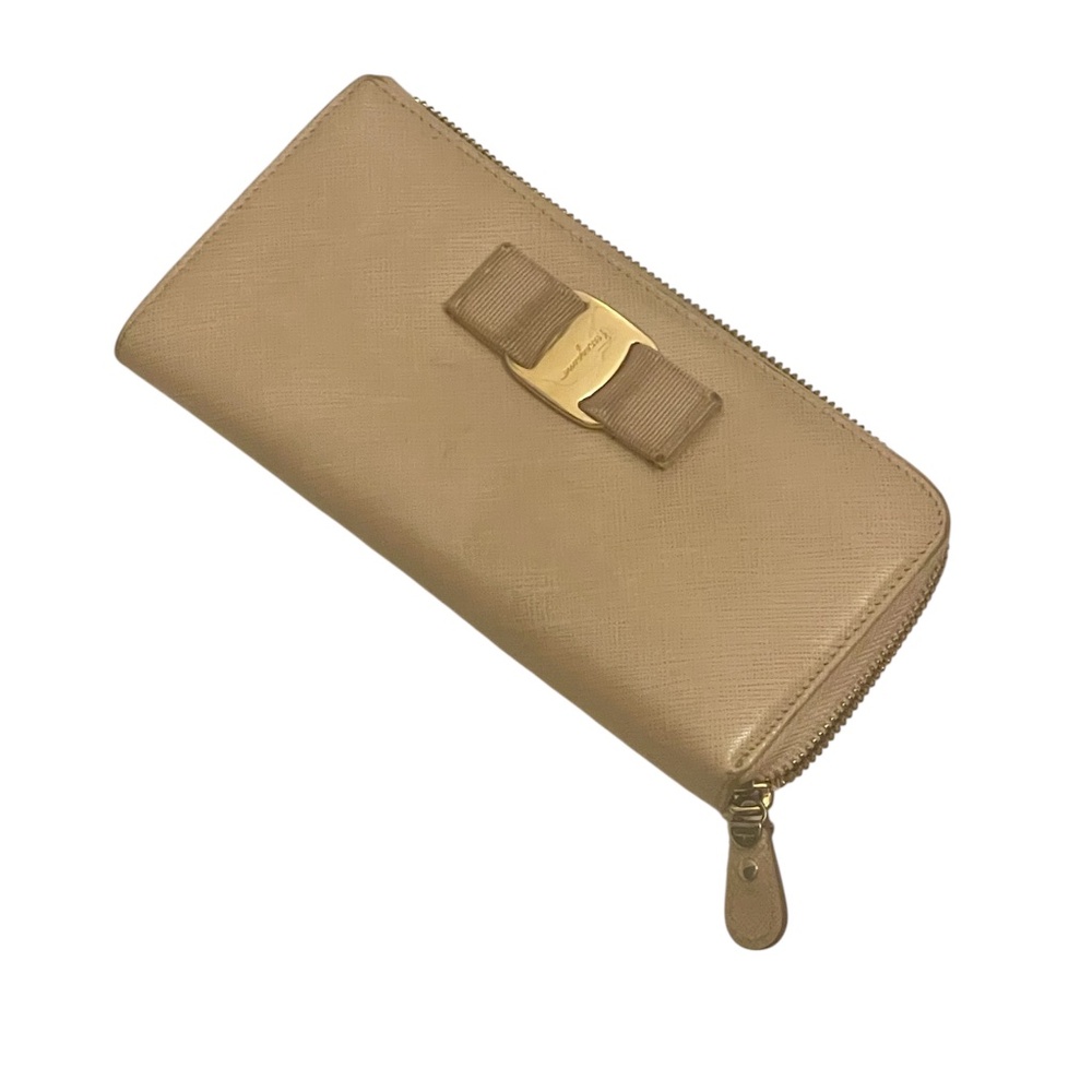 Salvatore Ferragamo Vara Bow Wallet Zip Around Continental Bow Accent Beige
